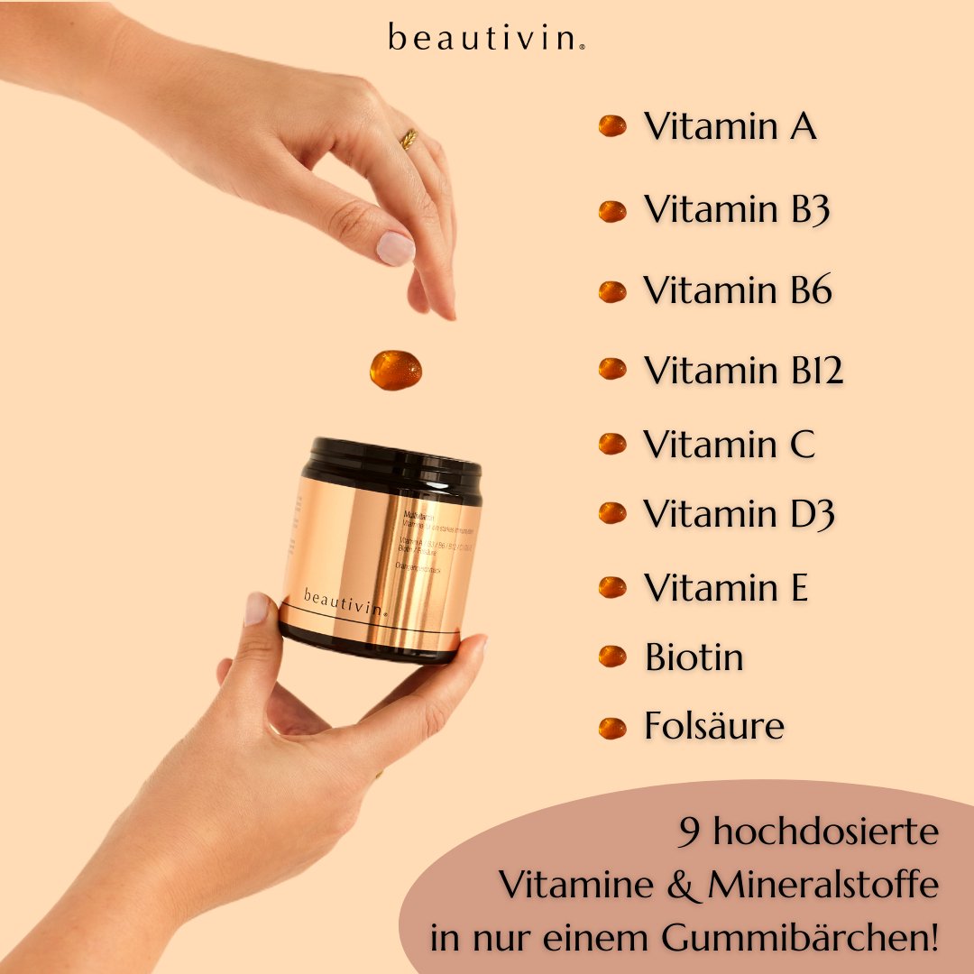 Eine Hand hält eine geöffnete Dose Beautivin Multivitamin-Gummibärchen, während eine andere Hand ein einzelnes Gummibärchen darüber fallen lässt. Auf der rechten Seite befindet sich eine Liste der enthaltenen Vitamine: Vitamin A, B3, B6, B12, C, D3, E, Biotin und Folsäure. Unten steht der Text: ‚9 hochdosierte Vitamine & Mineralstoffe in nur einem Gummibärchen!‘