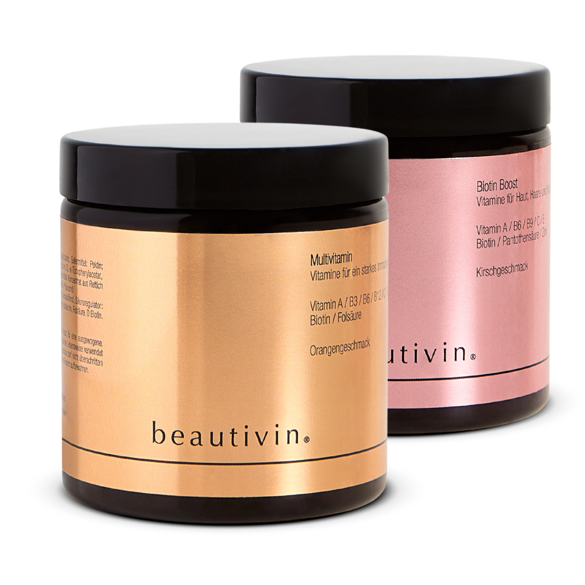 Zwei Dosen der Beautivin-Gummibärchen-Produkte. Im Vordergrund steht die goldene ‚Multivitamin‘-Dose mit der Geschmacksrichtung Orange, welche Vitamine A, B3, B6, B12, Biotin und Folsäure enthält. Dahinter steht die roségoldene ‚Biotin Boost‘-Dose mit der Geschmacksrichtung Kirsche, die Vitamine A, B6, B9, C, E, Biotin, Pantothensäure und Zink enthält.